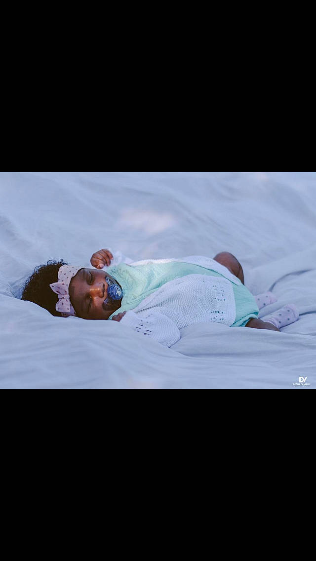 Kaïna participe au concours pour gagner de l'argent avec cette photo : baby, bed, child, comfort, headwear, nap, person, photography, sleep, stock_photography