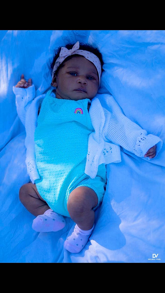 Kaïna participe au concours pour gagner de l'argent avec cette photo : baby, blue, child, headwear, person, playing_in_the_snow, toddler