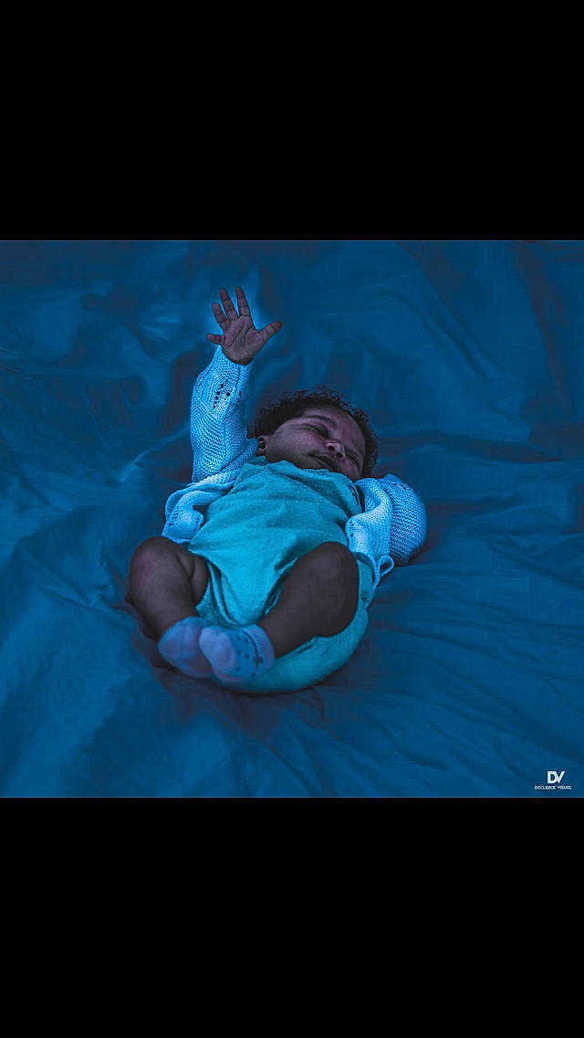 Kaïna a rejoint le concours — aidez-le/la à gagner de superbes lots ! arm, baby, blue, child, fun, hand, person, photography, sitting, smile, space, toddler, turquoise