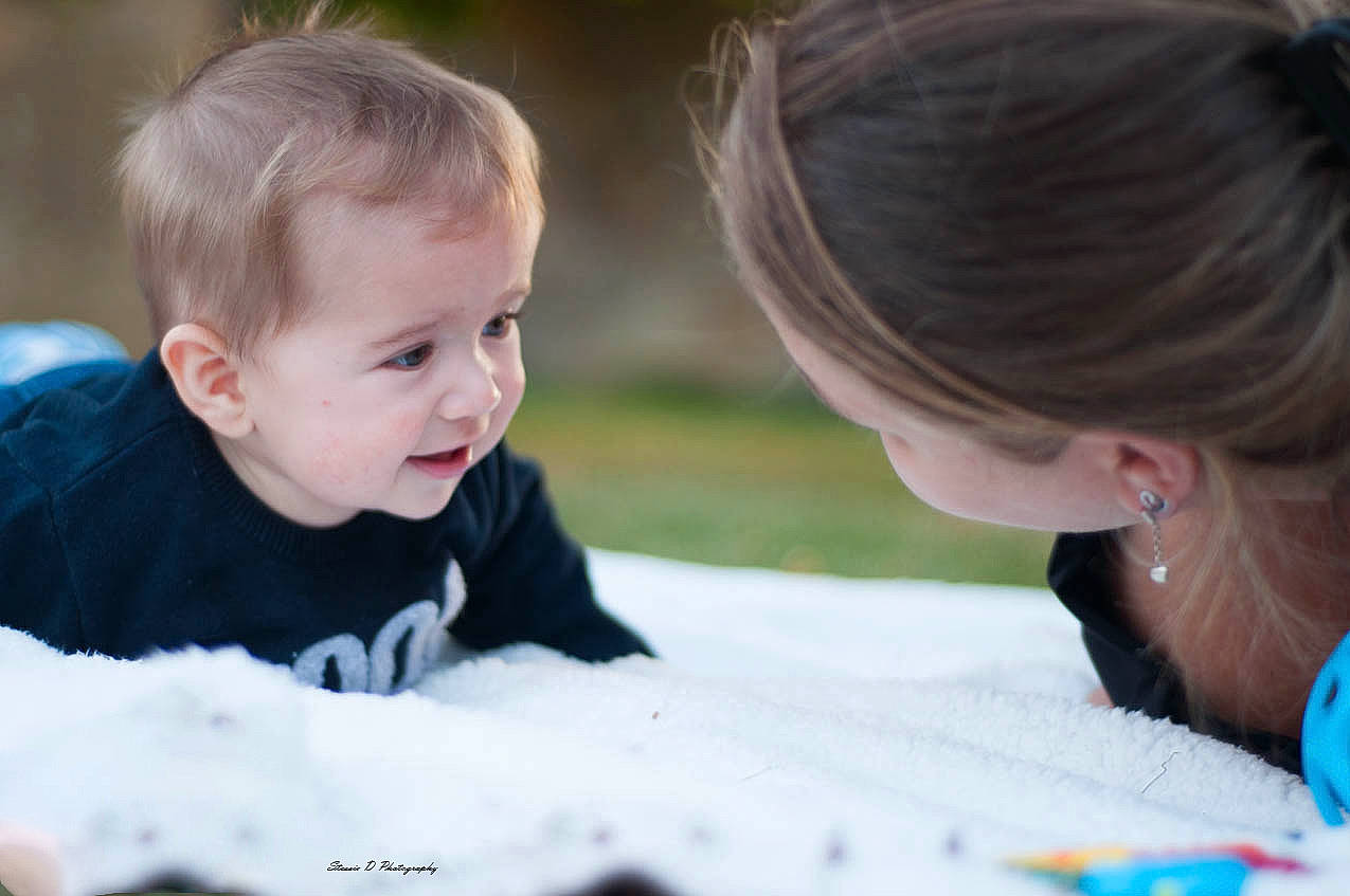 Mathéo participe au concours pour gagner de l'argent avec cette photo : adaptation, baby, child, daughter, family, fun, happy, homework, learning, leisure, people, person, photography, play, room, sibling, smile, toddler