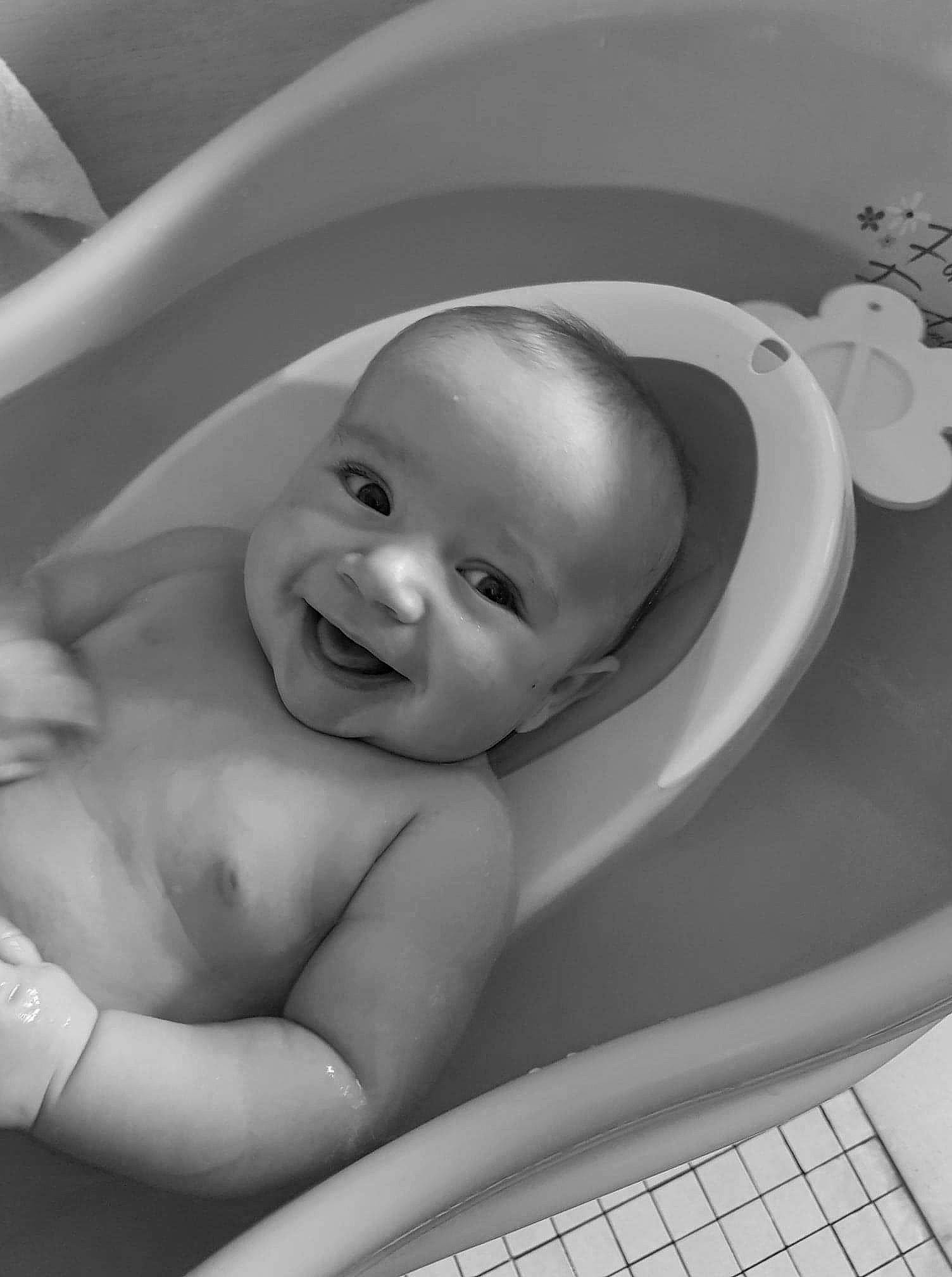 Mathéo participe au concours pour gagner de l'argent avec cette photo : baby, baby_bathing, baby_products, bathing, bathtub, birth, black_and_white, child, joy, person, product, skin, smile