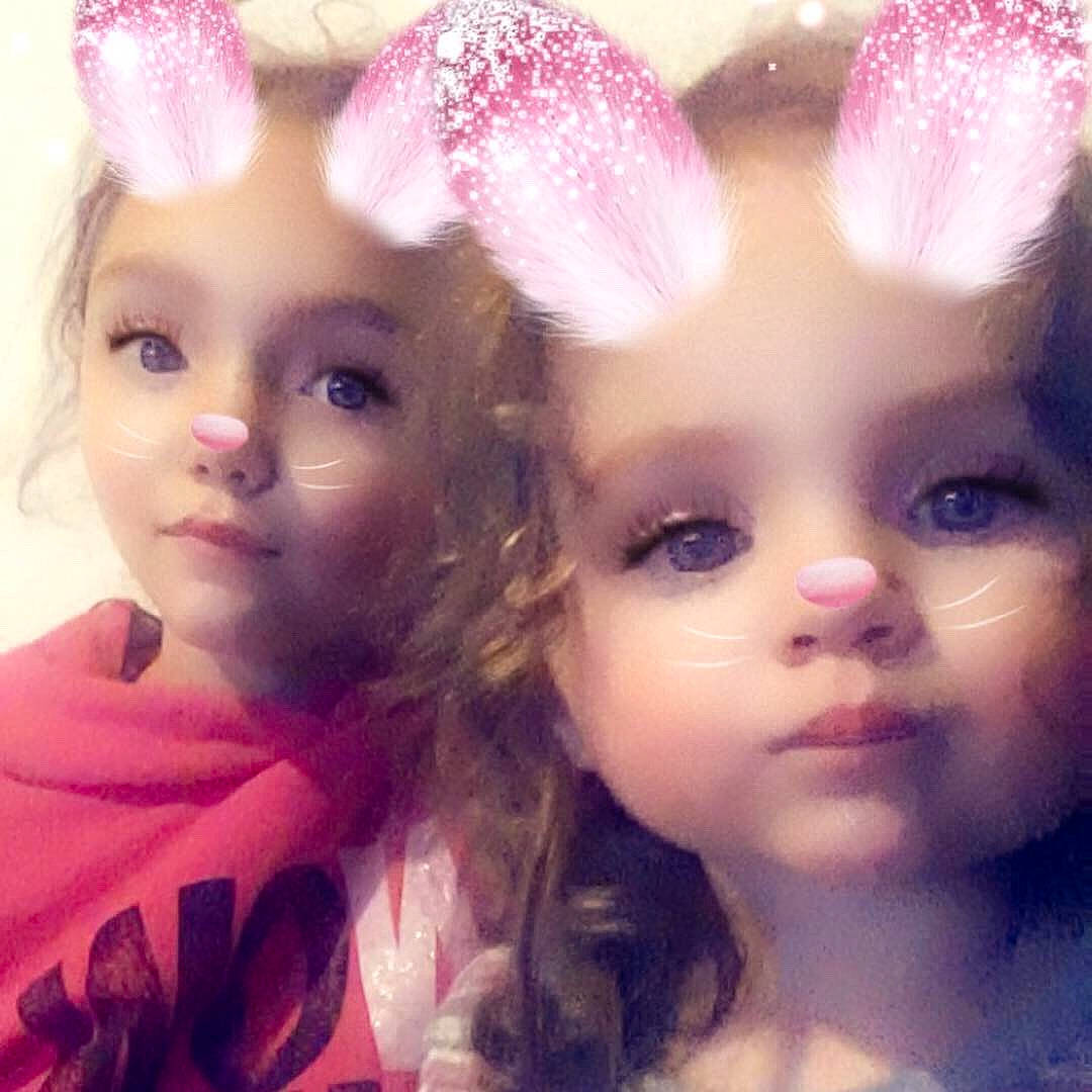 Mailys Et Enza a rejoint le concours — aidez-le/la à gagner de superbes lots ! beauty, blond, brown_hair, cheek, child, ear, eye, eyebrow, face, hair, head, iris, lip, long_hair, nose, organ, person, pink, selfie, skin