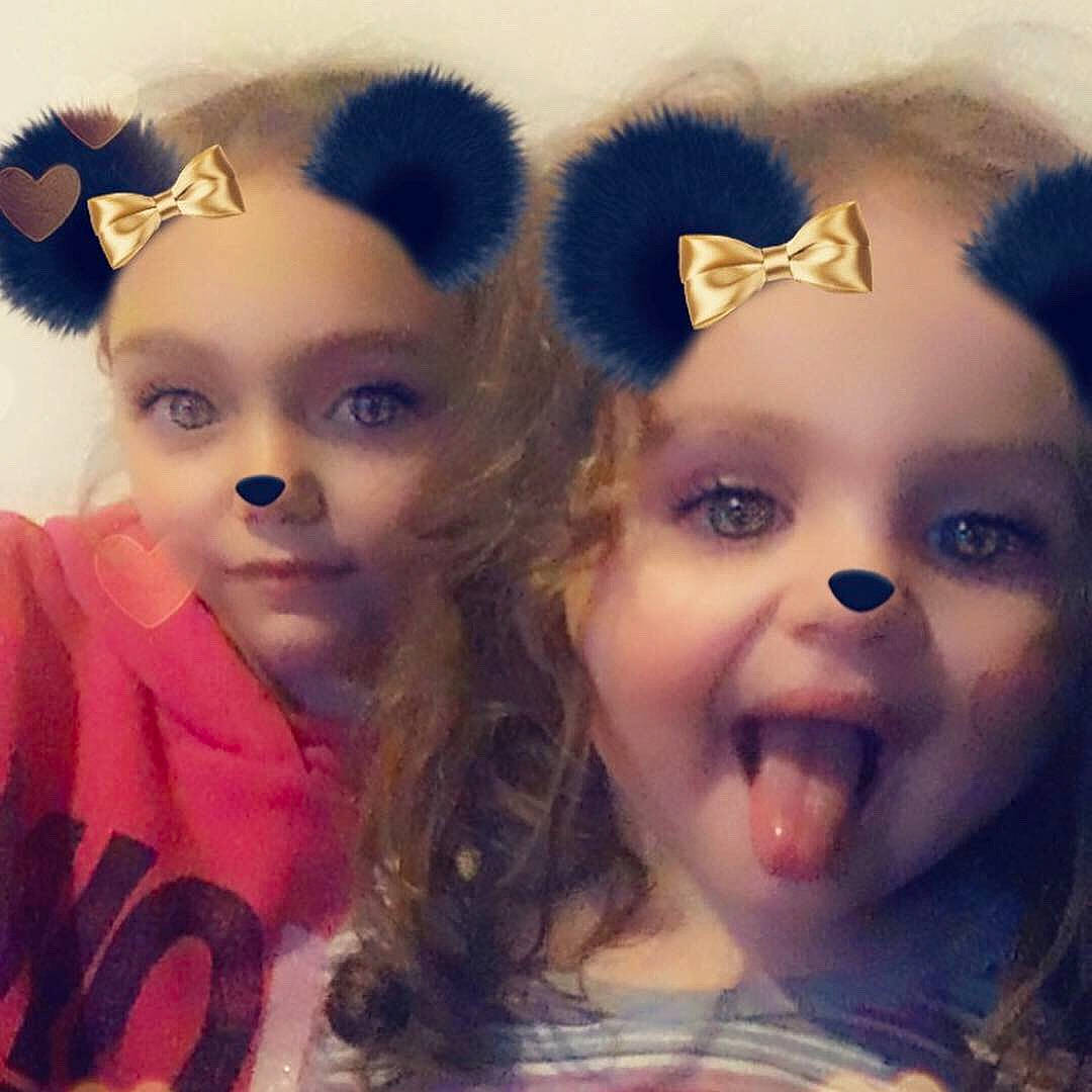 Mailys Et Enza participe au concours pour gagner de l'argent avec cette photo : cheek, child, chin, ear, eye, eyebrow, face, forehead, fun, hair, happy, head, lip, nose, organ, person, photography, selfie, skin, smile