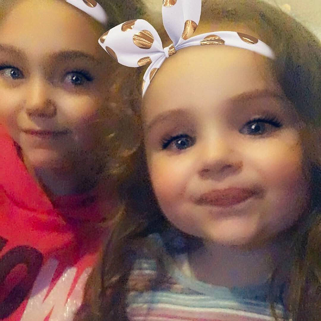 Mailys Et Enza a rejoint le concours — aidez-le/la à gagner de superbes lots ! beauty, cheek, child, eye, eyebrow, face, forehead, fun, hair, hair_accessory, happy, head, headgear, iris, lip, nose, person, selfie, skin, smile