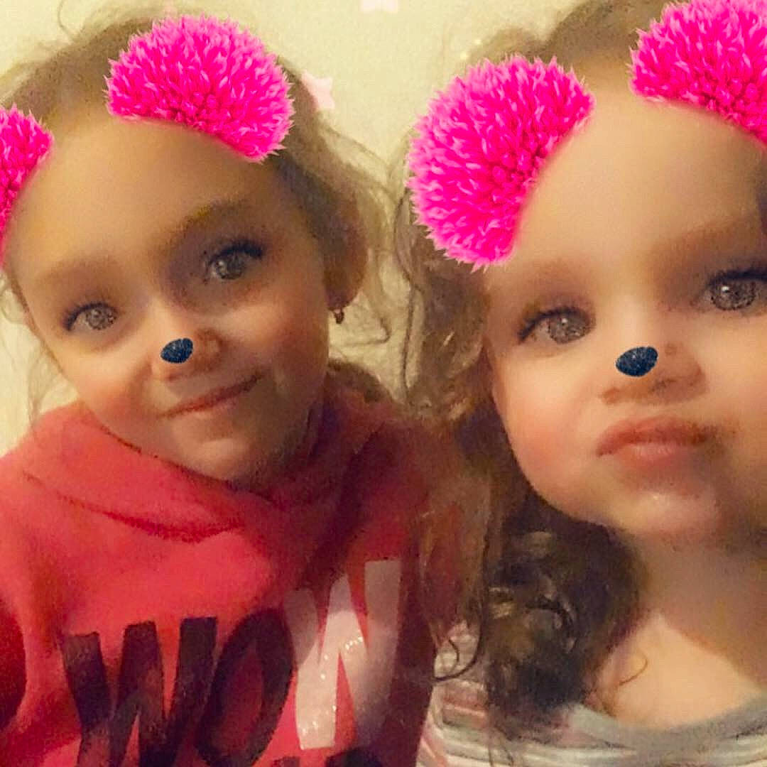 Mailys Et Enza a rejoint le concours — aidez-le/la à gagner de superbes lots ! baby, cheek, child, eye, eyebrow, face, fashion_accessory, forehead, fun, hair_accessory, head, headgear, knit_cap, lip, nose, person, pink, selfie, skin, toddler