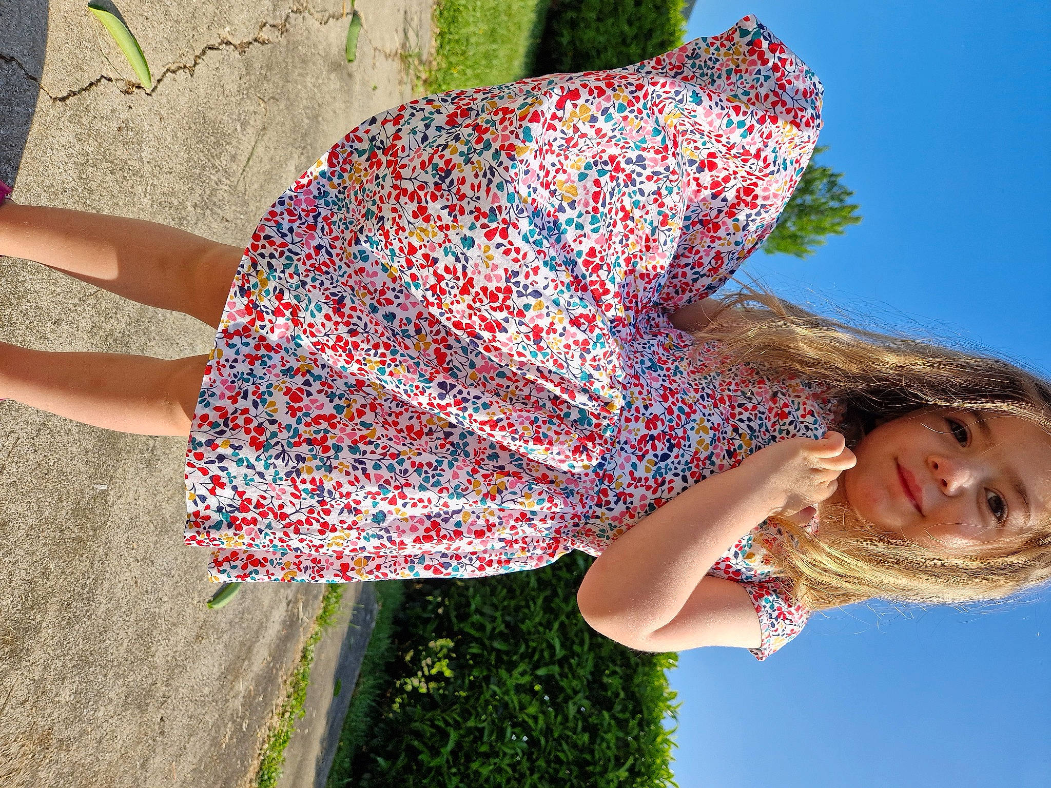 Gianna a rejoint le concours — aidez-le/la à gagner de superbes lots ! art, beauty, day_dress, electric_blue, fun, gesture, grass, happy, human_leg, joint, joy, leisure, magenta, pattern, people_in_nature, person, photograph, red, sky, smile