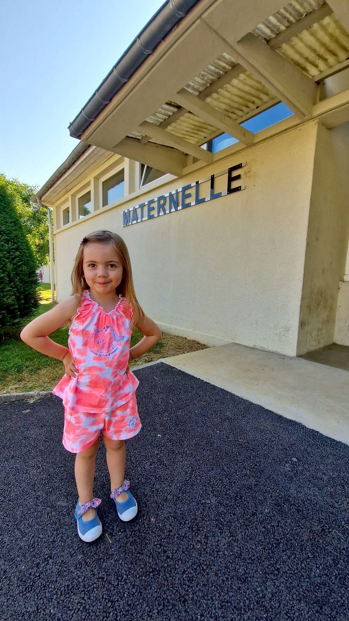 Gianna a rejoint le concours — aidez-le/la à gagner de superbes lots ! asphalt, child, denim, electric_blue, flooring, fun, grass, happy, house, joy, leisure, magenta, person, plant, recreation, road_surface, roof, sky, t_shirt, toddler