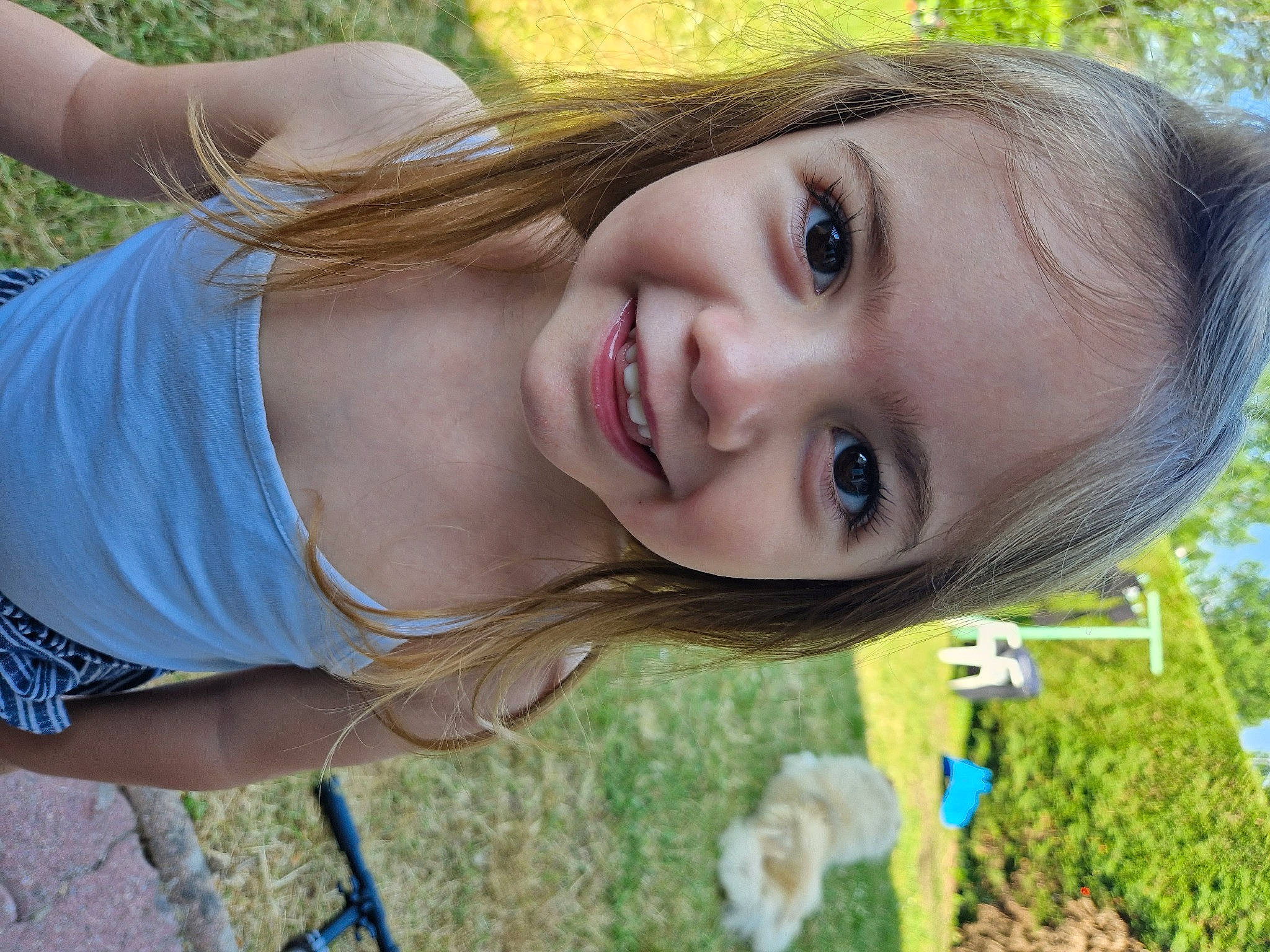 Gianna participe au concours pour gagner de l'argent avec cette photo : brown_hair, child, eyelash, fun, grass, grass_family, grassland, happy, iris, joy, leisure, lip, long_hair, nose, people_in_nature, person, plant, recreation, skin, smile