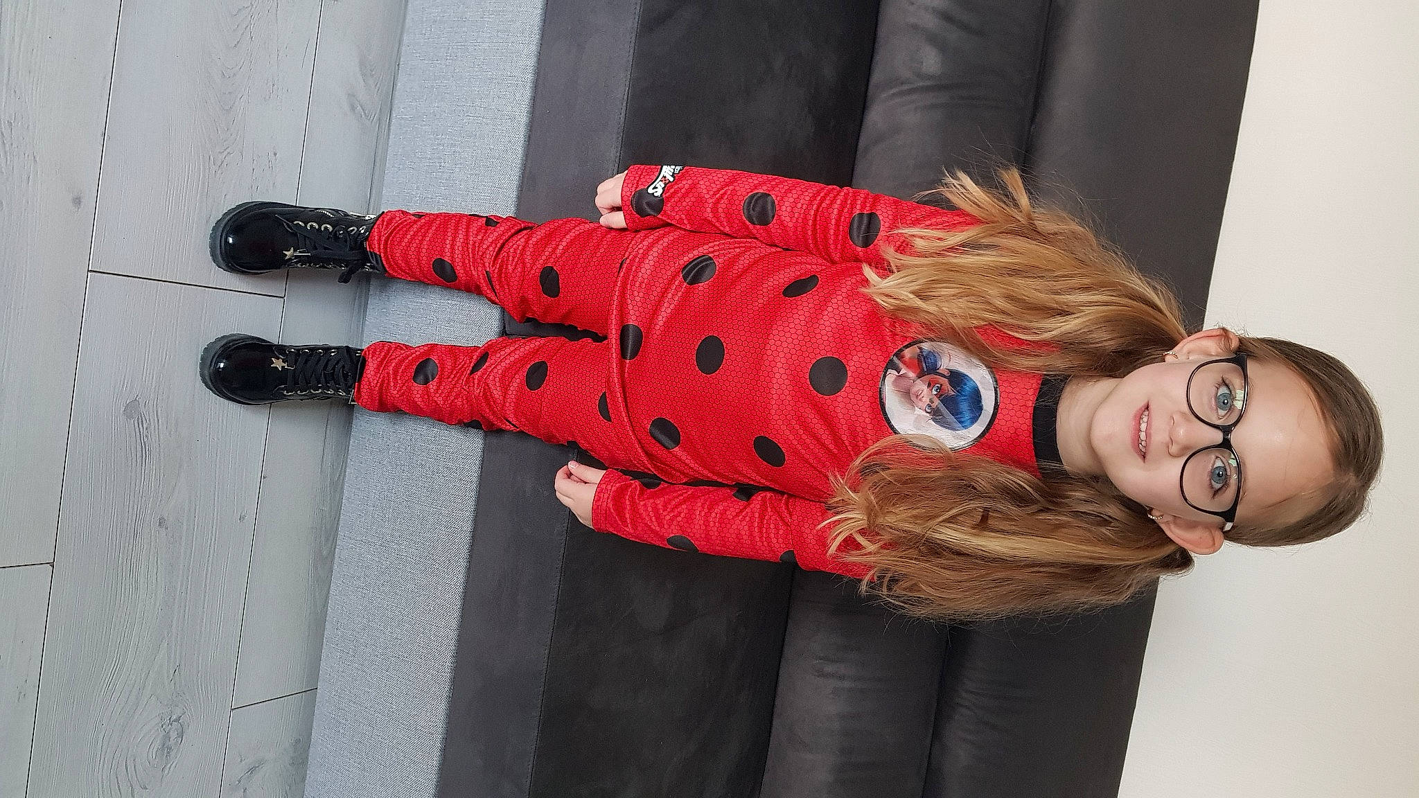 Miyah a rejoint le concours — aidez-le/la à gagner de superbes lots ! carmine, costume, eyewear, fashion_accessory, flooring, fur, hat, human_leg, joy, knee, orange, pattern, person, plaid, riding_boot, sitting, sleeve, sunglasses, tartan, textile