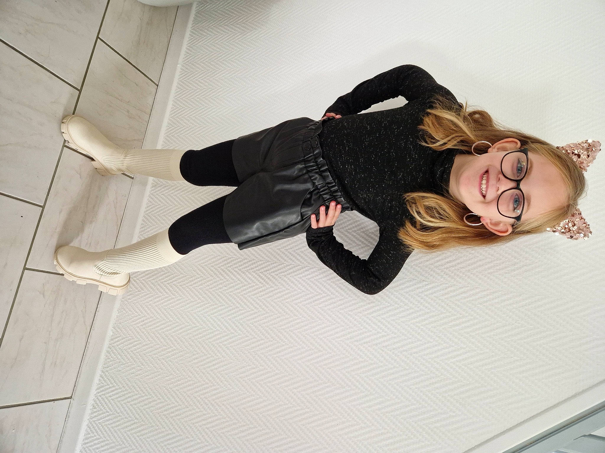 Miyah a rejoint le concours — aidez-le/la à gagner de superbes lots ! blazer, collar, comfort, costume, dress, eyewear, fashion_accessory, fashion_design, flooring, fun, human_leg, joy, knee, leg, person, room, sleeve, smile, sportswear, thigh