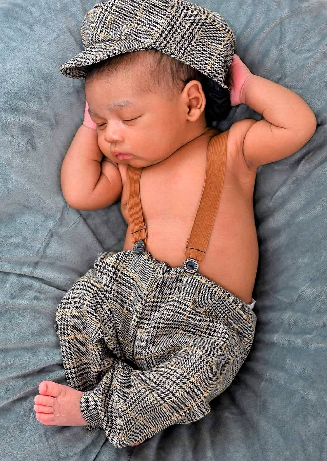 Jamir is registered to the contest to win money with this photo: beauty, cap, child, comfort, cool, elbow, fashion_accessory, finger, flash_photography, gesture, grey, happy, hat, human_leg, lip, neck, pattern, person, skin, sleeve