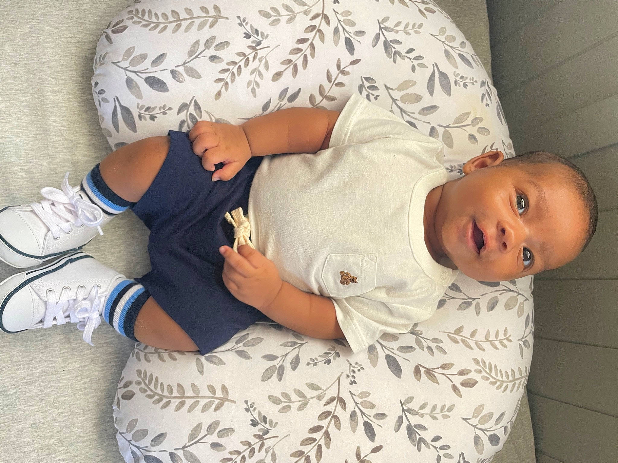 Jamir is registered to the contest to win money with this photo: abdomen, baby, baby_toddler_clothing, blond, comfort, couch, dress, elbow, glasses, hat, human_body, human_leg, joint, knee, person, skin, sleeve, t_shirt, thigh, toddler