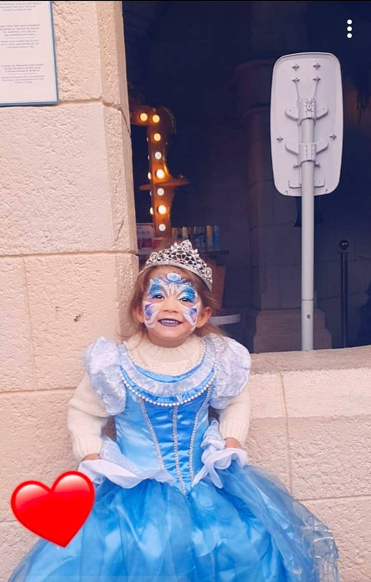 Carmen participe au concours pour gagner de l'argent avec cette photo : balloon, blue, costume, costume_design, dress, electric_blue, entertainment, event, fashion_design, formal_wear, fun, gown, headpiece, lighting, magenta, performance_art, performing_arts, person, public_event, ruffle