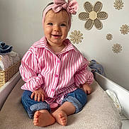 Leezie a rejoint le concours — aidez-le/la à gagner de superbes lots ! baby, child, smiling, pink_bow, striped_shirt, denim_jeans, barefoot, cushion, indoor, wall_decor, wooden_flowers, headband, happy, sitting, cute, portrait, infant, home, baby_clothes, toddler