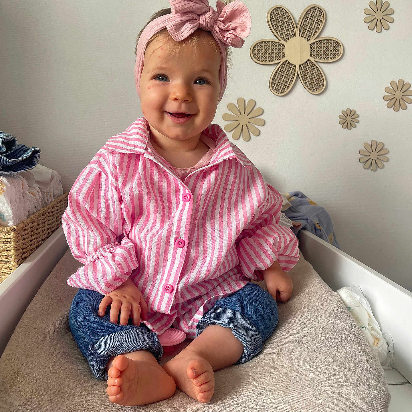 Leezie a rejoint le concours — aidez-le/la à gagner de superbes lots ! baby, baby_clothes, barefoot, child, cushion, cute, denim_jeans, happy, headband, home, indoor, infant, pink_bow, portrait, sitting, smiling, striped_shirt, toddler, wall_decor, wooden_flowers