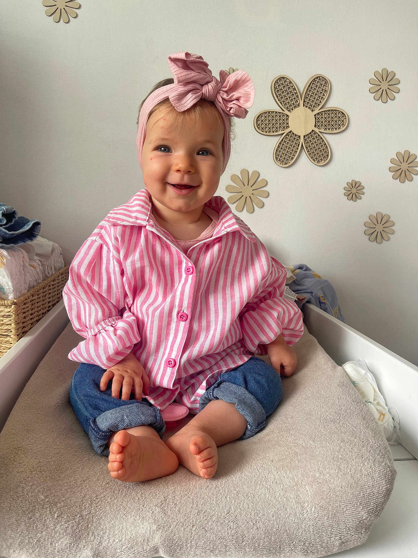 Leezie a rejoint le concours — aidez-le/la à gagner de superbes lots ! baby, child, smiling, pink_bow, striped_shirt, denim_jeans, barefoot, cushion, indoor, wall_decor, wooden_flowers, headband, happy, sitting, cute, portrait, infant, home, baby_clothes, toddler