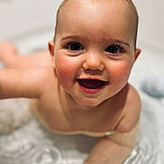 Maëlo a rejoint le concours — aidez-le/la à gagner de superbes lots ! arm, baby, bath, child, chubby, closeup, cute, eyes, face, happy, infant, innocence, joy, mouth, playful, skin, smile, splash, water, wet