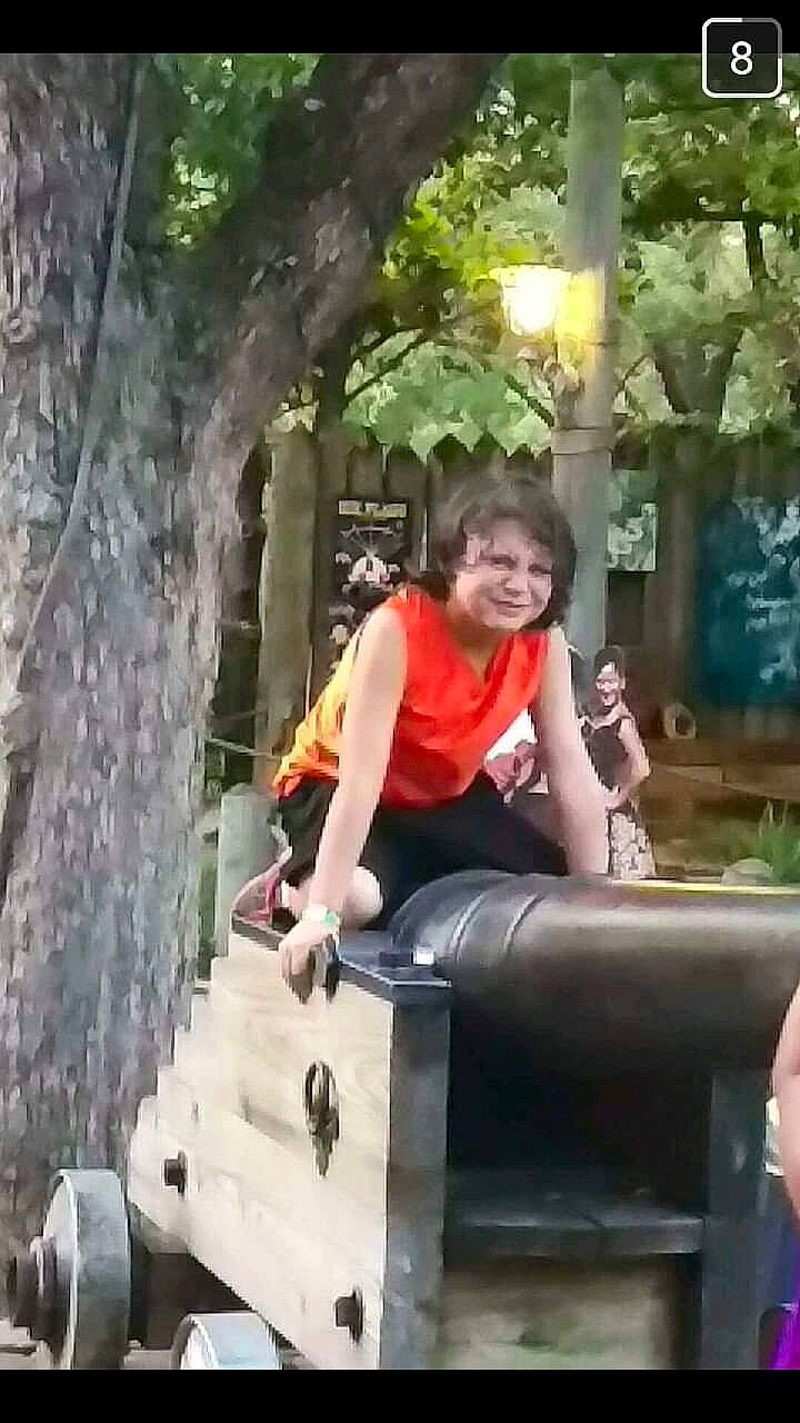 Jollen is registered to the contest to win money with this photo: furniture, joy, leg, leisure, person, plant, sitting, tree, trunk, woody_plant