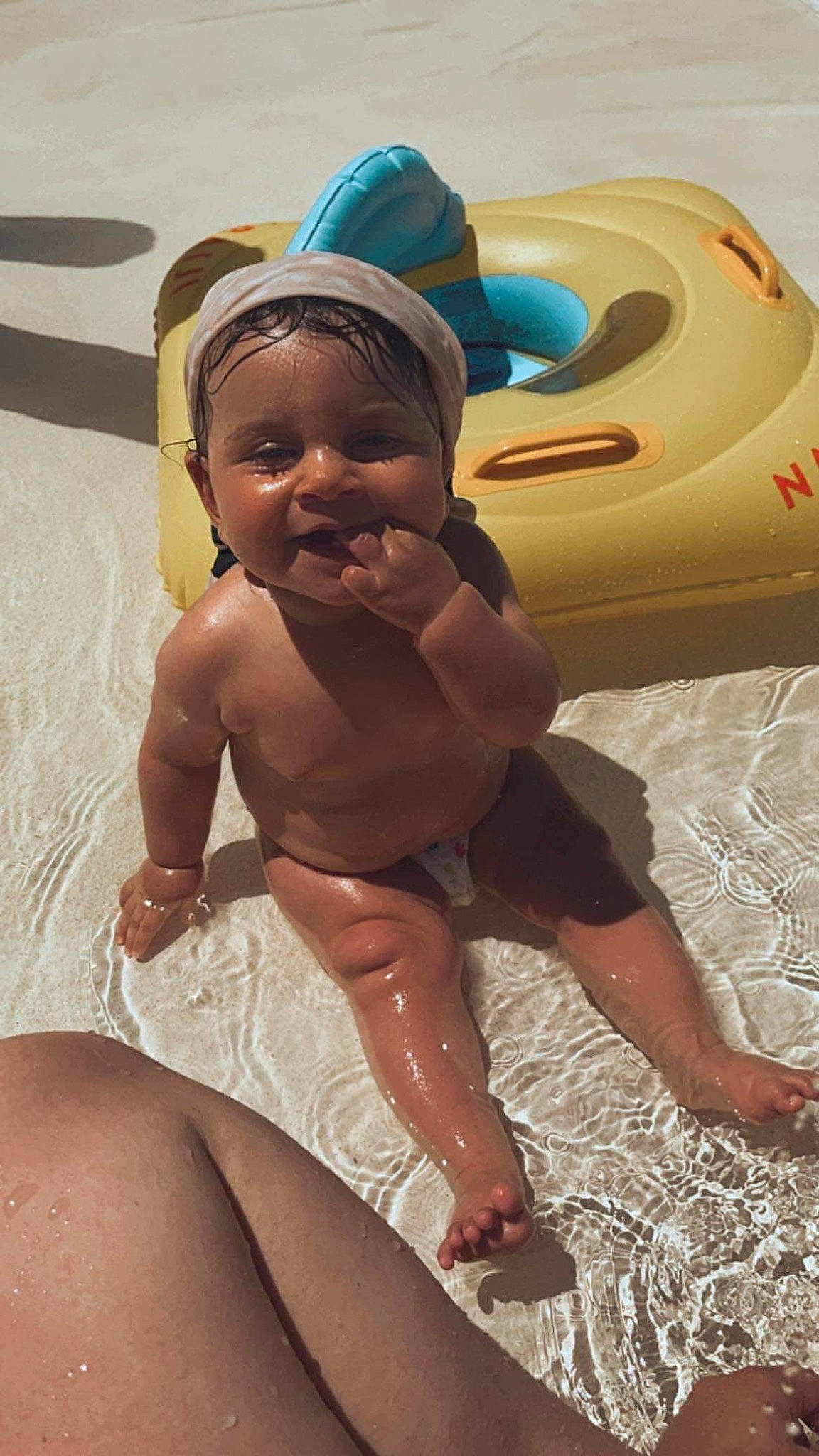 Elvyra a rejoint le concours — aidez-le/la à gagner de superbes lots ! baby, barefoot, baseball_cap, cap, chest, child, foot, fun, happy, hat, human_leg, knee, leisure, person, recreation, skin, smile, summer, sun_hat, thigh