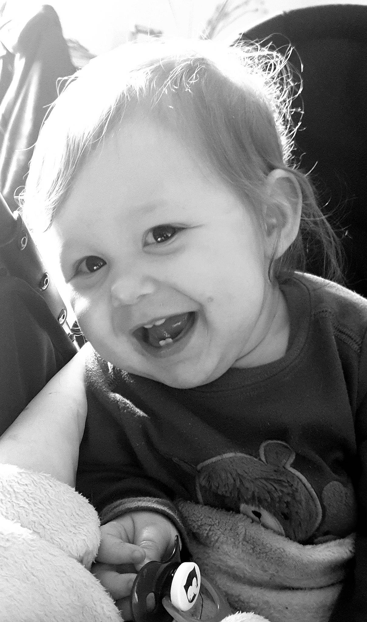 Tyméo participe au concours pour gagner de l'argent avec cette photo : baby, black, black_and_white, cheek, child, eye, face, facial_expression, head, monochrome, monochrome_photography, nose, organ, people, person, photograph, skin, smile, snapshot, toddler