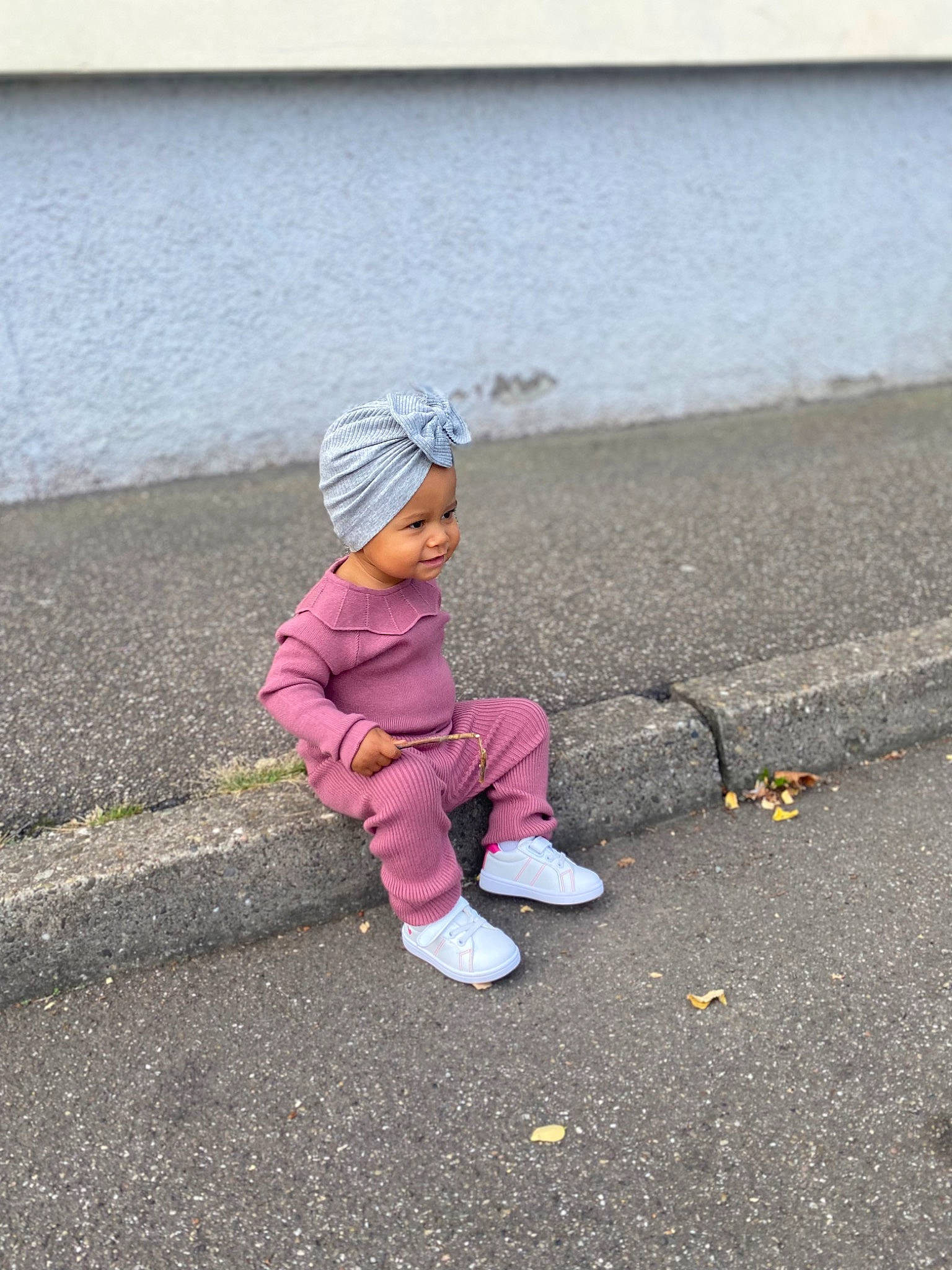 Naya participe au concours pour gagner de l'argent avec cette photo : asphalt, baby_toddler_clothing, child, coast, fun, grass, hat, headwear, lake, landscape, leisure, person, recreation, road, road_surface, sand, shadow, sidewalk, tar, toddler