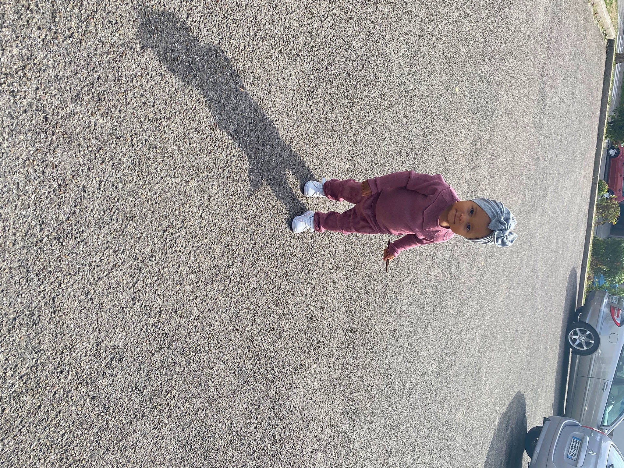 Naya participe au concours pour gagner de l'argent avec cette photo : asphalt, automotive_exterior, automotive_lighting, automotive_tire, car, concrete, headwear, motor_vehicle, pedestrian, person, plant, recreation, road, road_surface, rolling, sidewalk, tire, toddler, tree, vehicle