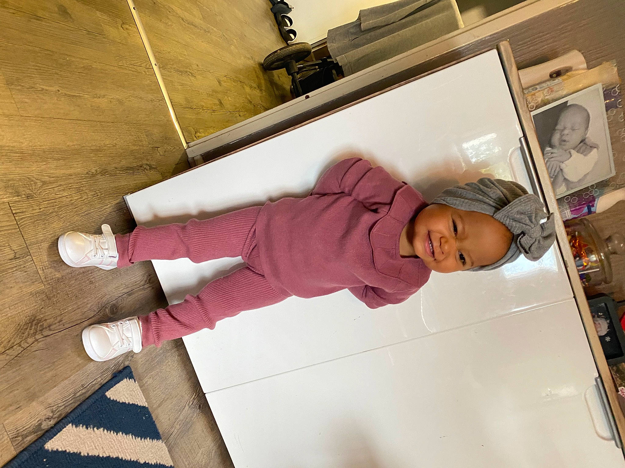 Naya a rejoint le concours — aidez-le/la à gagner de superbes lots ! boot, carmine, child, flooring, hardwood, human_leg, joy, knee, magenta, pattern, person, room, sock, thigh, wood, wrist