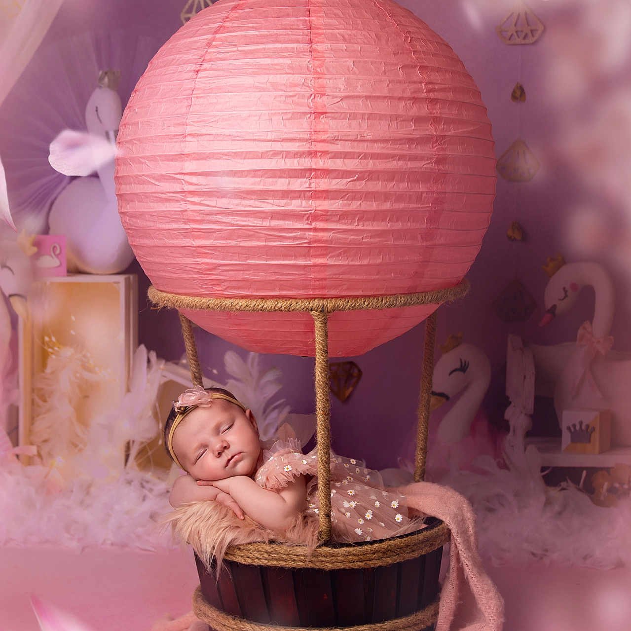 Kimie a rejoint le concours — aidez-le/la à gagner de superbes lots ! baby, crown, cute, decorations, fabric, feathers, flower_headband, flowers, headband, hot_air_balloon, nursery, peaceful, pink, pink_floor, roses, sleeping, soft_lighting, swan, tulle, wooden_basket
