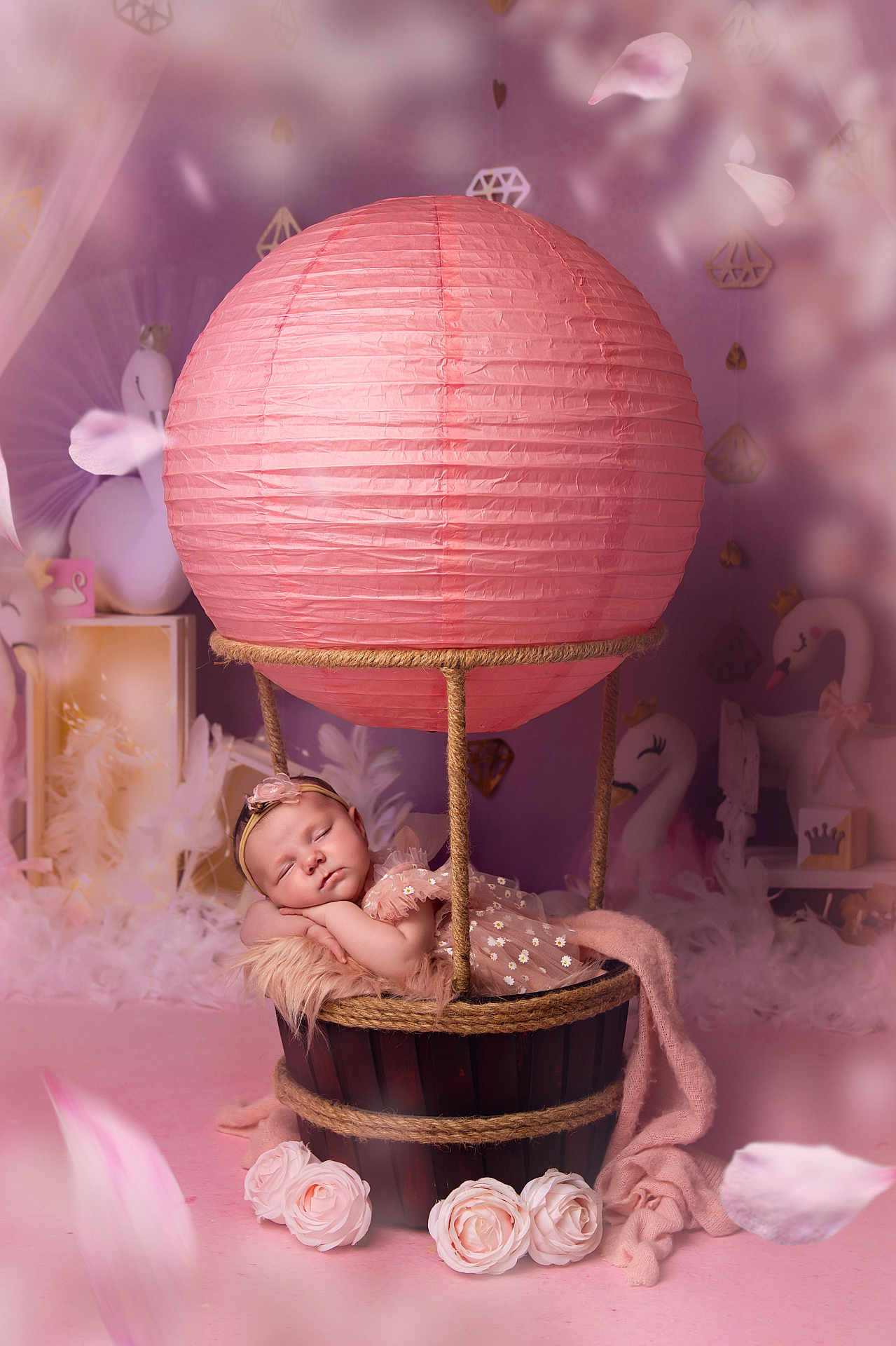 Kimie a rejoint le concours — aidez-le/la à gagner de superbes lots ! baby, sleeping, hot_air_balloon, pink, flowers, roses, decorations, soft_lighting, nursery, tulle, headband, feathers, wooden_basket, fabric, flower_headband, crown, swan, pink_floor, cute, peaceful