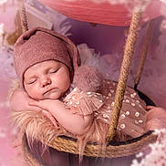 Kimie a rejoint le concours — aidez-le/la à gagner de superbes lots ! baby, sleeping, pink, hat, basket, swing, cozy, fur, dress, flower_pattern, cute, child, infant, soft, resting, portrait, indoors, peaceful, adorable, newborn