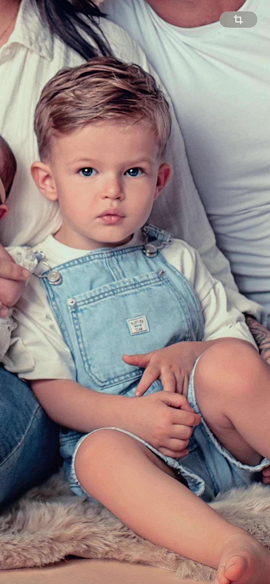 Kevan a rejoint le concours — aidez-le/la à gagner de superbes lots ! ankle, baby, bodypart, clothing, couch, face, finger, furniture, hand, happy, head, jeans, pants, person, photography, portrait, shorts, sitting, smile, undershirt