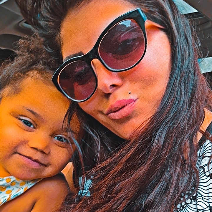 Jayana a rejoint le concours — aidez-le/la à gagner de superbes lots ! accessories, adult, bodypart, earring, face, female, glasses, happy, head, jewelry, mouth, people, person, photography, portrait, selfie, smile, sunglasses, teeth, woman