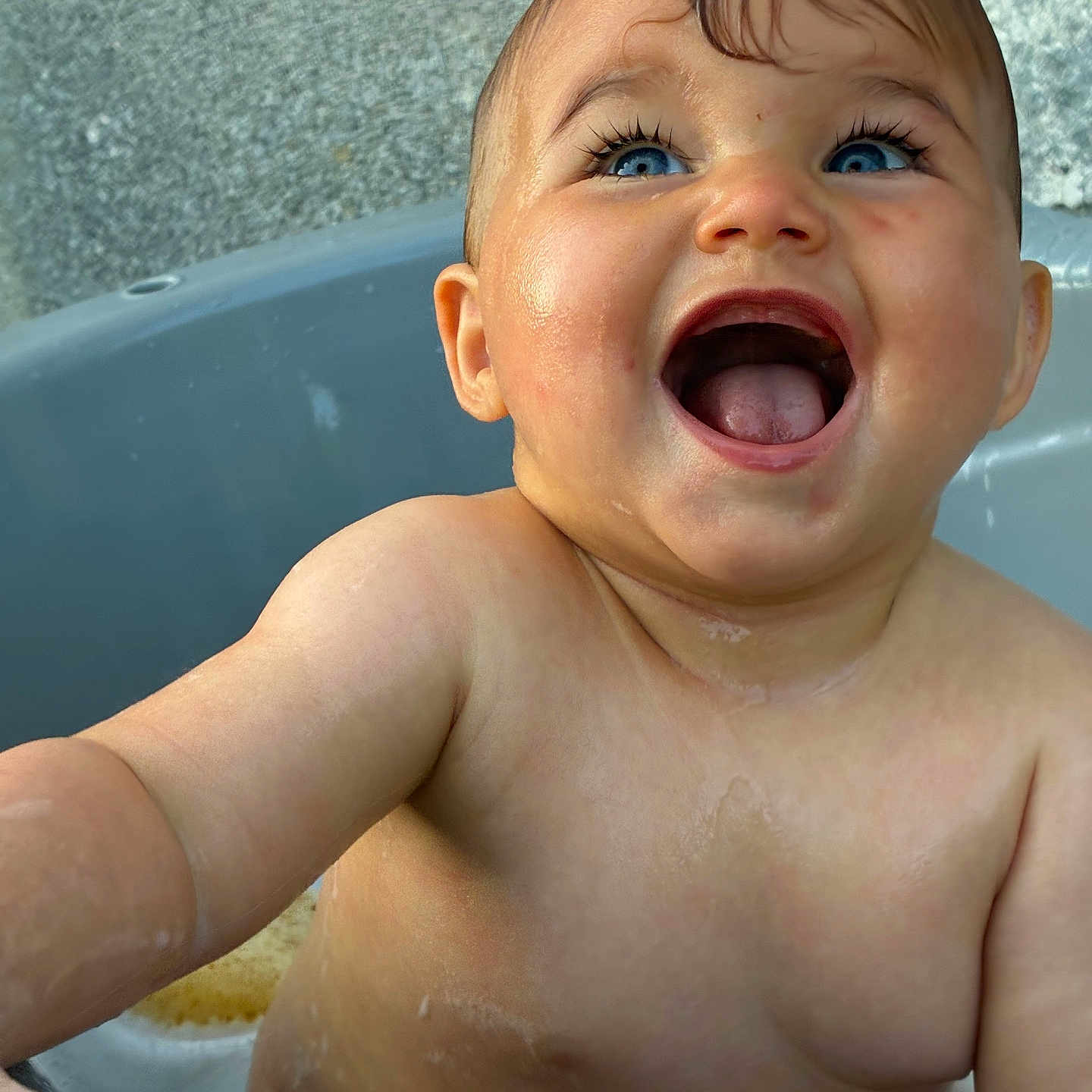 Julia participe au concours pour gagner de l'argent avec cette photo : baby, bath, blue_eyes, child, close_up, cute, expression, happy, indoors, infant, joyful, laughing, playful, portrait, skin, smiling, splash, tub, water, wet_hair