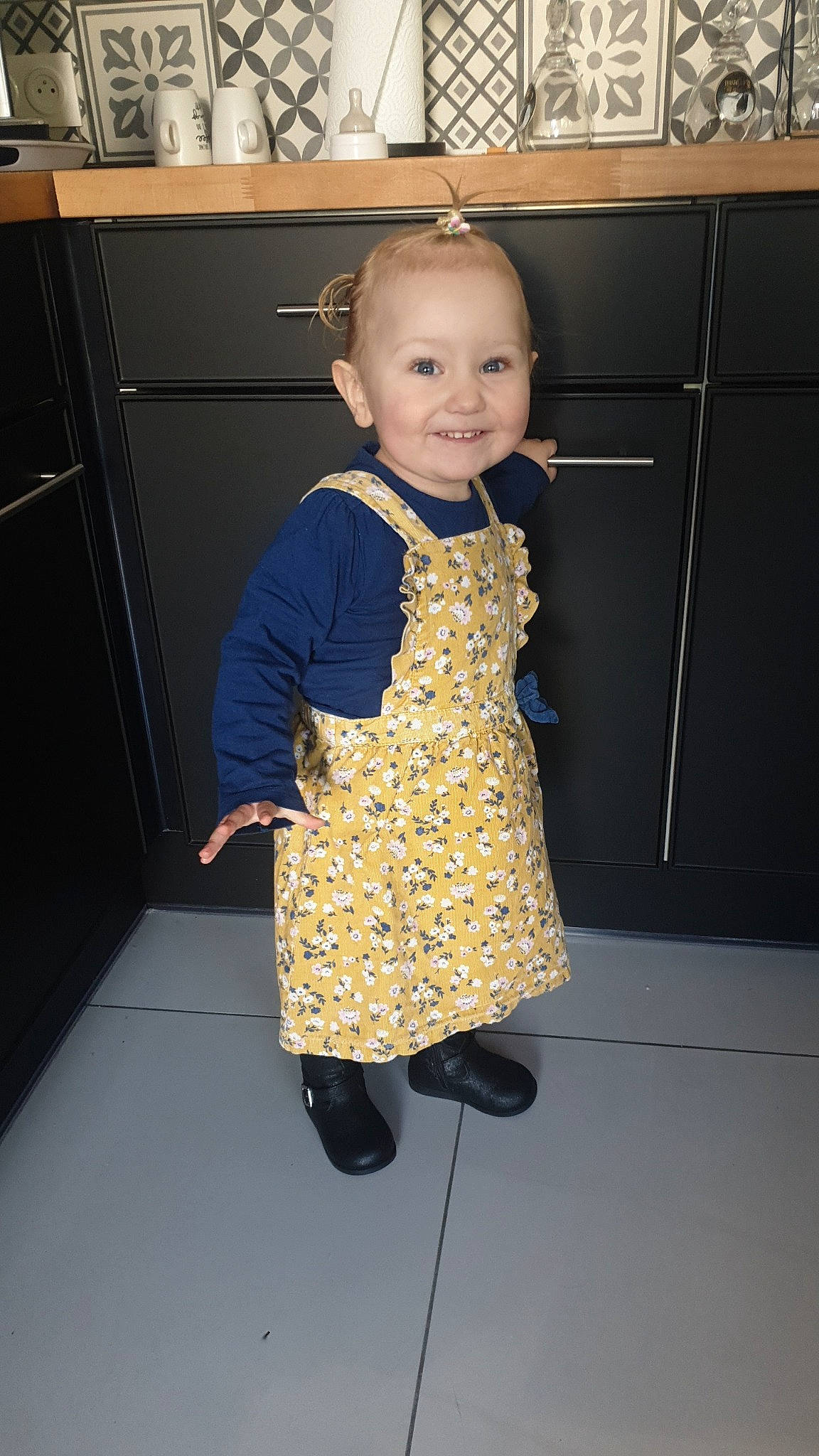 Chloé a rejoint le concours — aidez-le/la à gagner de superbes lots ! baby, baby_toddler_clothing, cabinetry, child, drawer, dress, electric_blue, event, fashion_design, flooring, formal_wear, fun, hair, happy, head, joy, one_piece_garment, pattern, person, sleeve