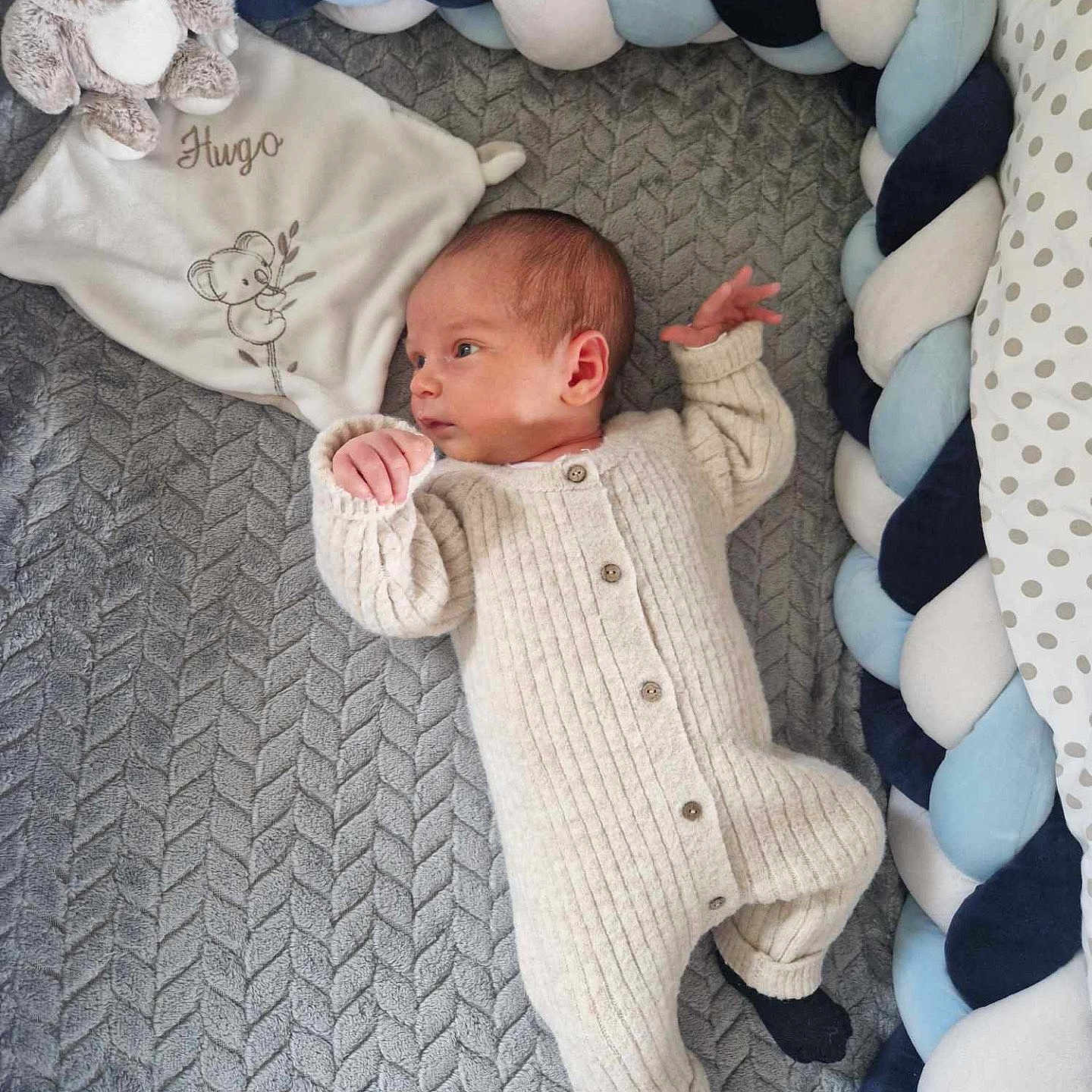 Hugo participe au concours pour gagner de l'argent avec cette photo : baby, blanket, clothing, crib, face, furniture, head, hosiery, infantbed, knitwear, person, sock, sweater