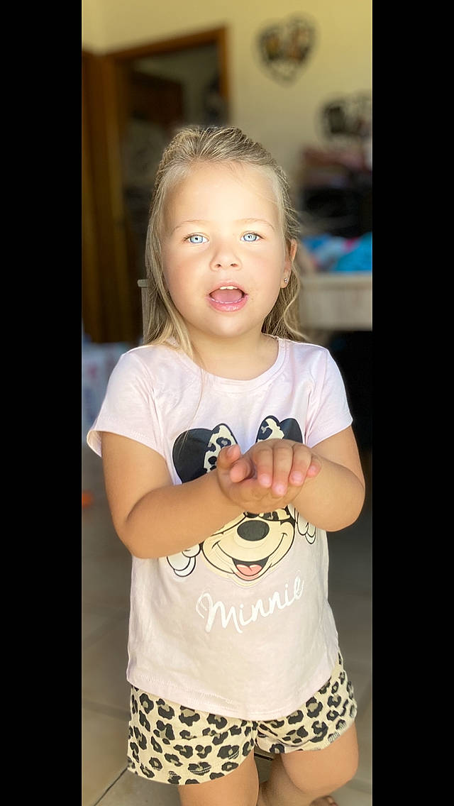 Naïs participe au concours pour gagner de l'argent avec cette photo : baby_toddler_clothing, cheek, cool, elbow, eye, eyelash, flash_photography, hair, happy, head, iris, jewellery, neck, necklace, person, shoulder, sleeve, standing, t_shirt, toddler