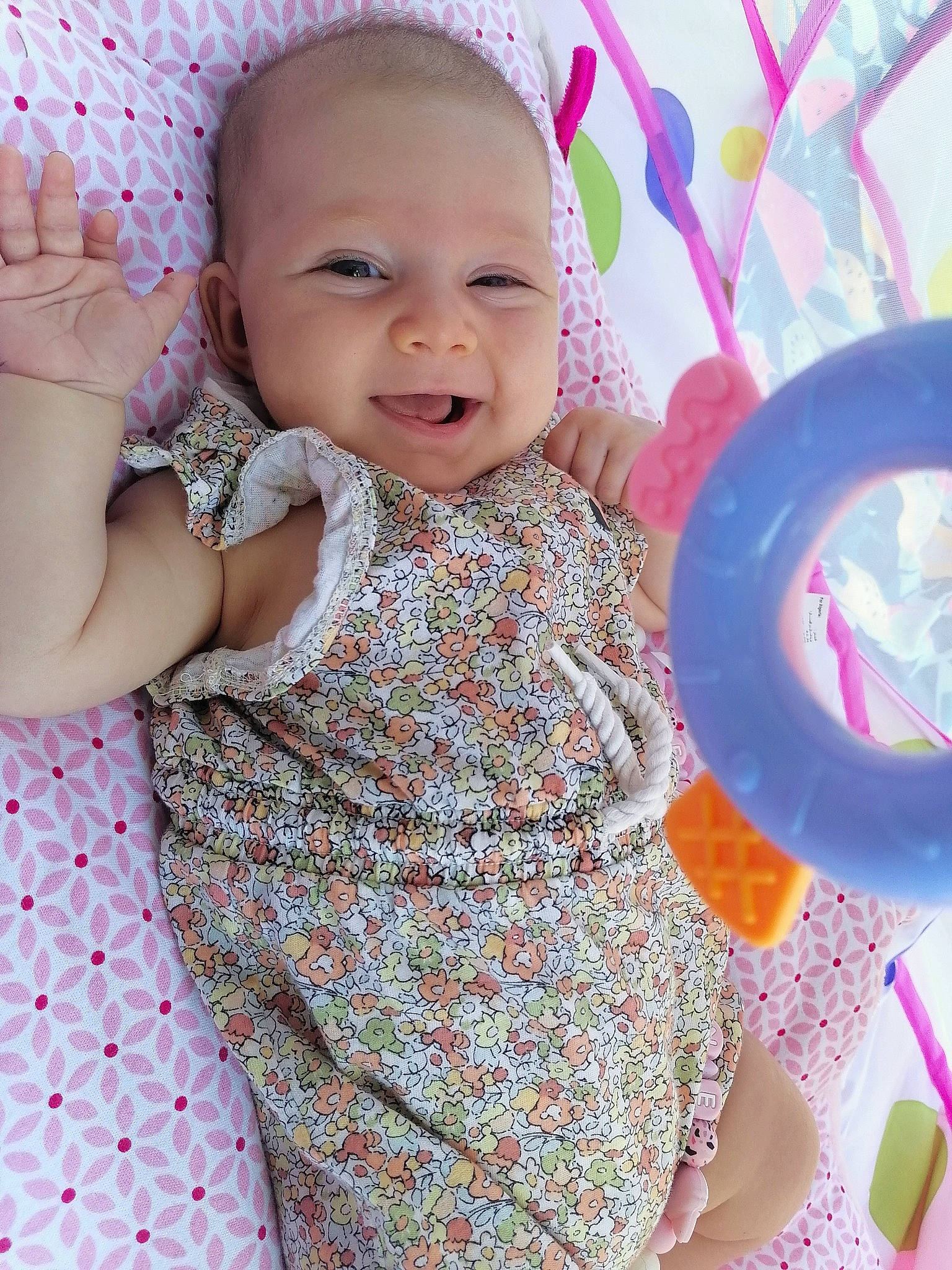 Faustine participe au concours pour gagner de l'argent avec cette photo : baby, baby_toddler_clothing, eye, facial_expression, gesture, happy, head, headgear, iris, lip, organ, person, photograph, pink, product, purple, skin, sleeve, smile, textile