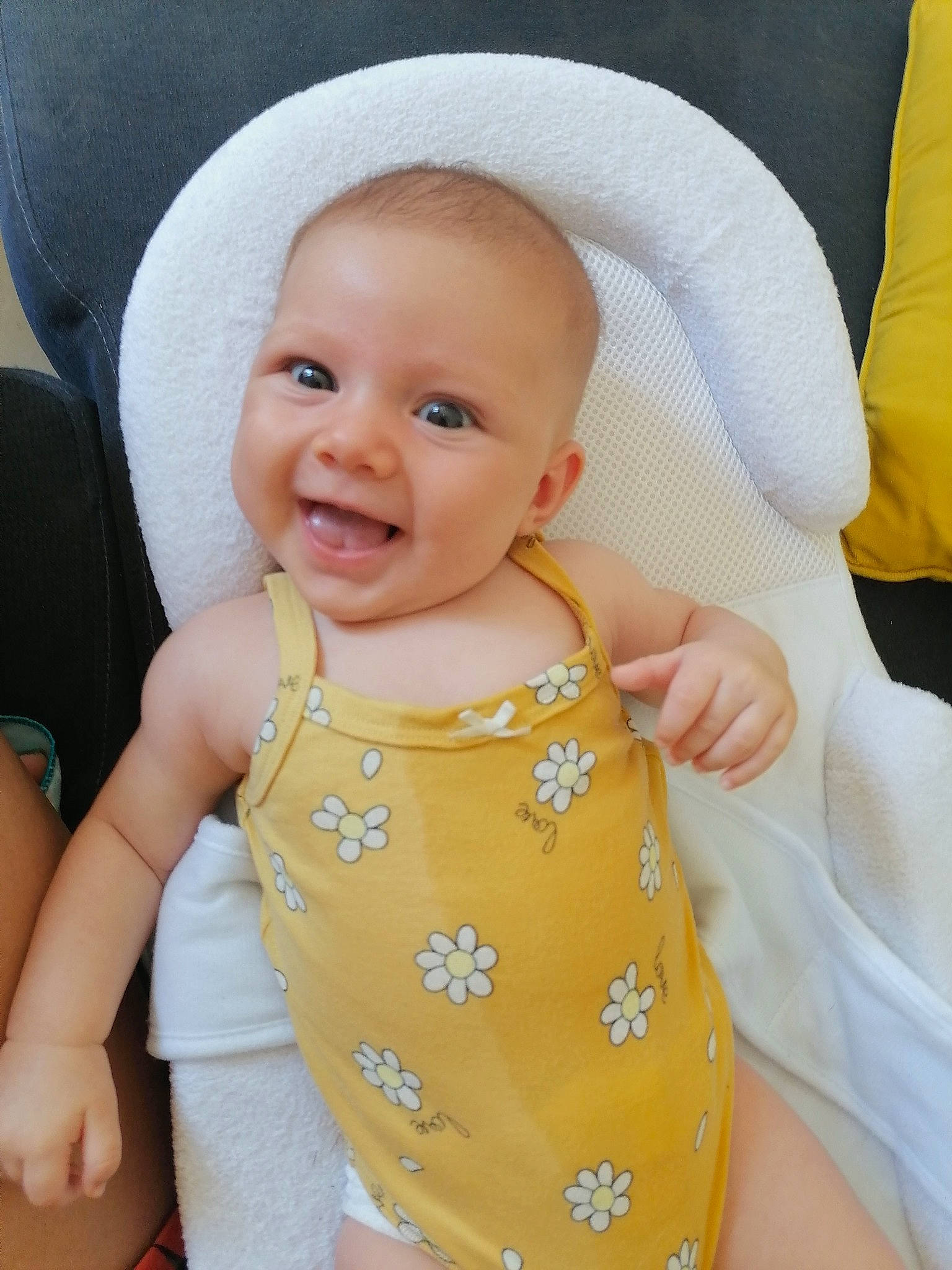 Faustine participe au concours pour gagner de l'argent avec cette photo : baby, baby_products, baby_toddler_clothing, cheek, child, chin, collar, comfort, face, facial_expression, happy, head, iris, neck, pattern, person, skin, sleeve, smile, textile