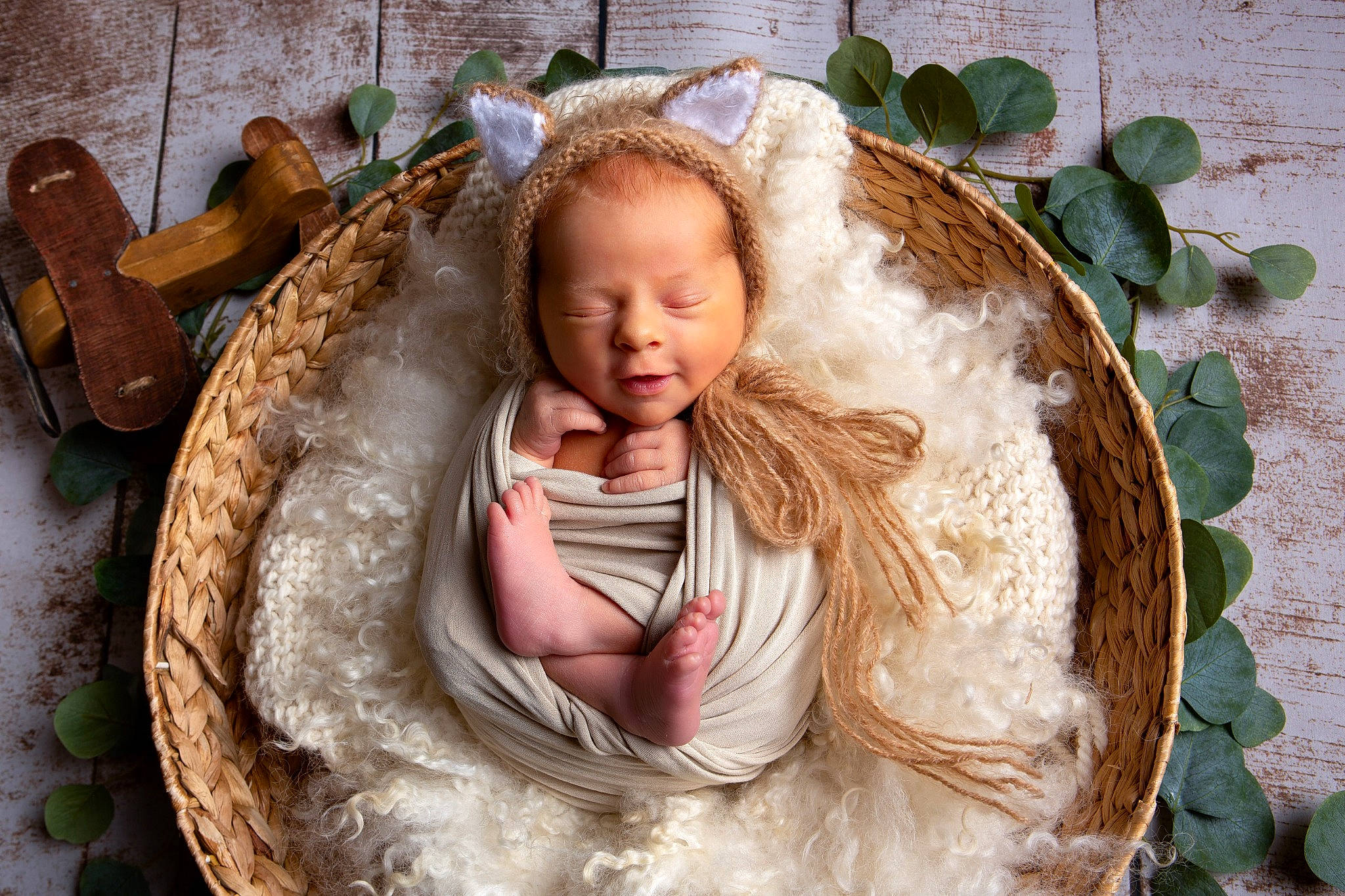 Thao participe au concours pour gagner de l'argent avec cette photo : baby, baby_toddler_clothing, basket, child, circle, comfort, dress, fun, fur, grass, happy, headgear, linens, person, plant, sitting, skin, textile, toddler, tree