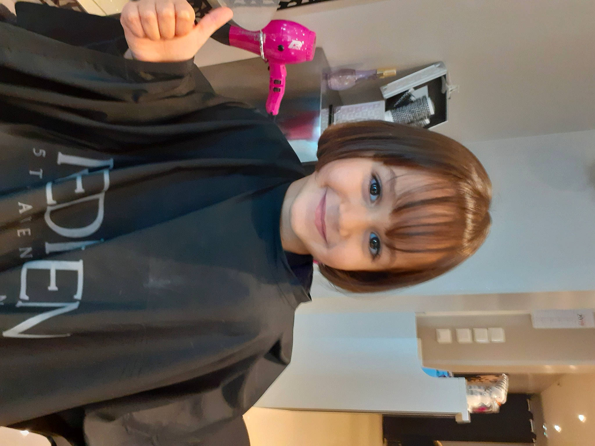 Soukaïna a rejoint le concours — aidez-le/la à gagner de superbes lots ! automotive_design, child, eyelash, fun, gesture, joy, person, personal_protective_equipment, product, room, smile, suit