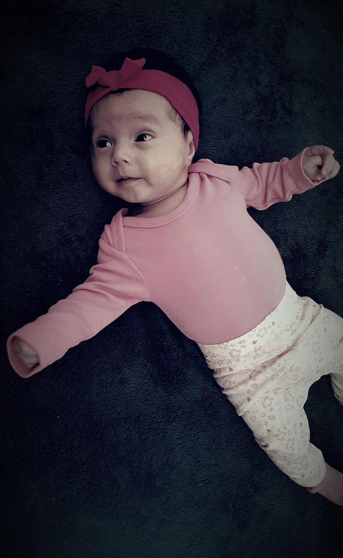 Anélya participe au concours pour gagner de l'argent avec cette photo : beauty, black, child, darkness, eye, fun, girl, hand, human, human_body, infant, organ, person, photograph, pink, red, skin, smile, standing, toddler