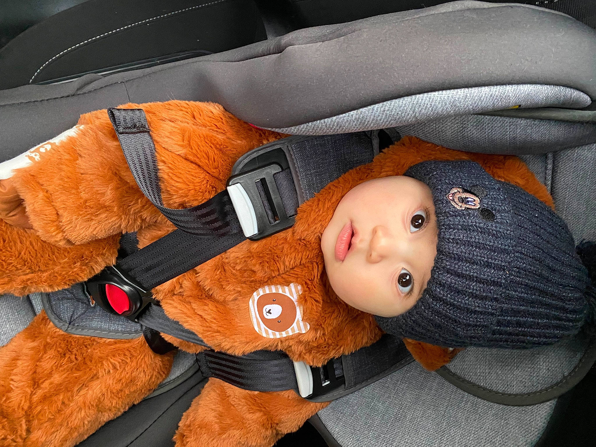 Temoe a rejoint le concours — aidez-le/la à gagner de superbes lots ! auto_part, baby, baby_carriage, baby_products, baby_safety, bag, car_seat, cheek, child, comfort, fashion_accessory, headwear, lifejacket, orange, person, personal_protective_equipment, strap, textile, toddler