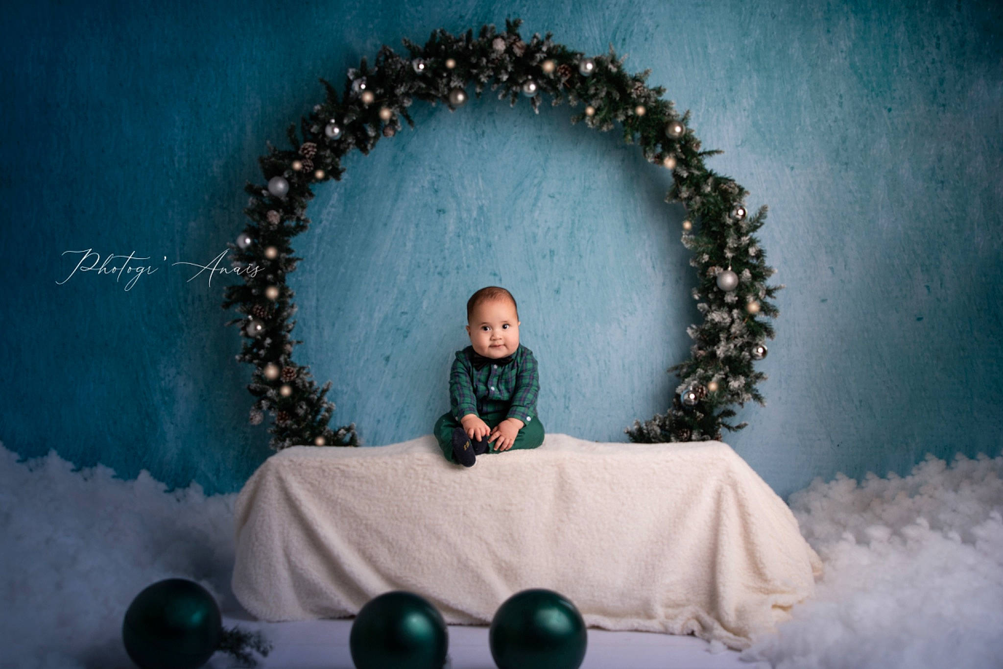 Temoe participe au concours pour gagner de l'argent avec cette photo : blue, child, christmas_decoration, darkness, event, facial_expression, flash_photography, fun, happy, human_body, lighting, organ, person, photograph, picture_frame, sitting, sky, snapshot, tree, white
