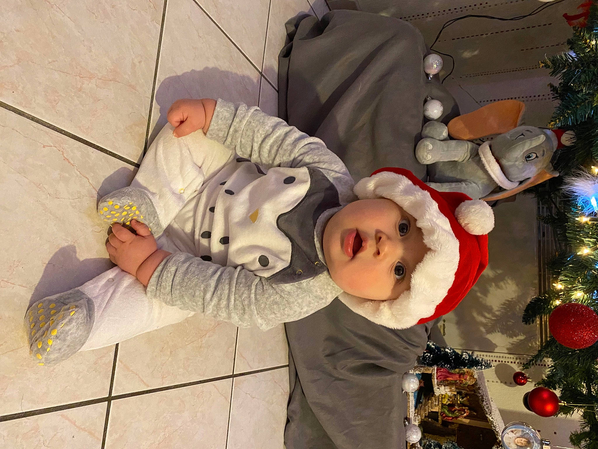 Temoe a rejoint le concours — aidez-le/la à gagner de superbes lots ! carmine, child, christmas_decoration, christmas_ornament, christmas_tree, conifer, event, fictional_character, fun, happy, hat, headwear, holiday, holiday_ornament, interior_design, ornament, person, plant, smile, toddler