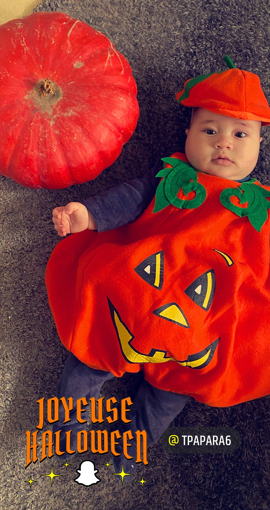 Temoe a rejoint le concours — aidez-le/la à gagner de superbes lots ! art, baby_toddler_clothing, calabaza, cap, costume_hat, cucurbita, gourd, happy, hat, headwear, jack_o_lantern, natural_foods, orange, organism, person, plant, pumpkin, red, squash, trick_or_treat