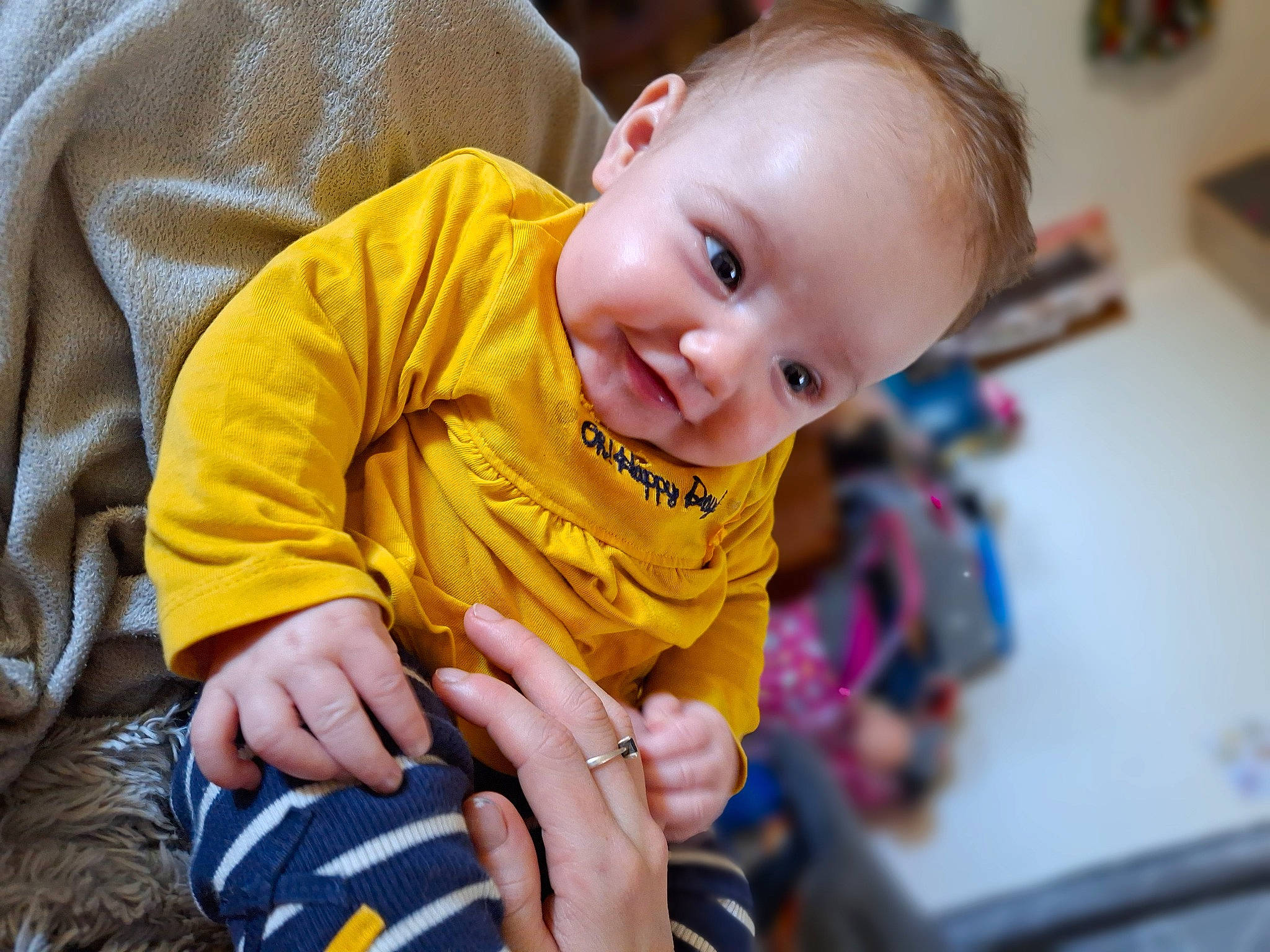 Louna participe au concours pour gagner de l'argent avec cette photo : baby, baby_toddler_clothing, cheek, child, event, eye, face, finger, flooring, gesture, happy, head, human_body, iris, leisure, nose, person, smile, thumb, toddler