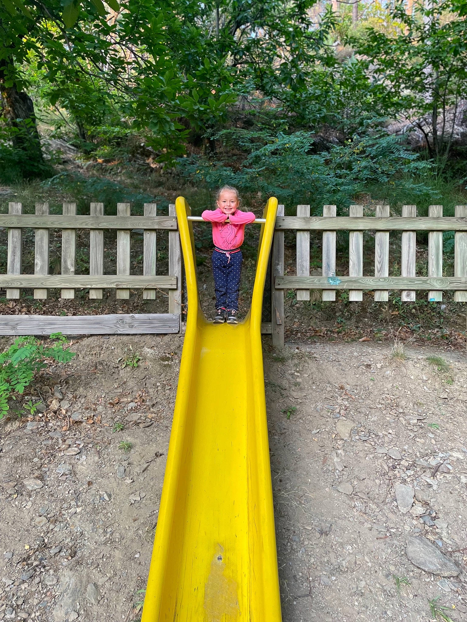 Lindsey a rejoint le concours — aidez-le/la à gagner de superbes lots ! biome, chute, dress, fence, forest, formal_wear, fun, gown, grass, joy, leaf, leisure, outerwear, people_in_nature, person, plant, playground_slide, recreation, street_fashion, tree