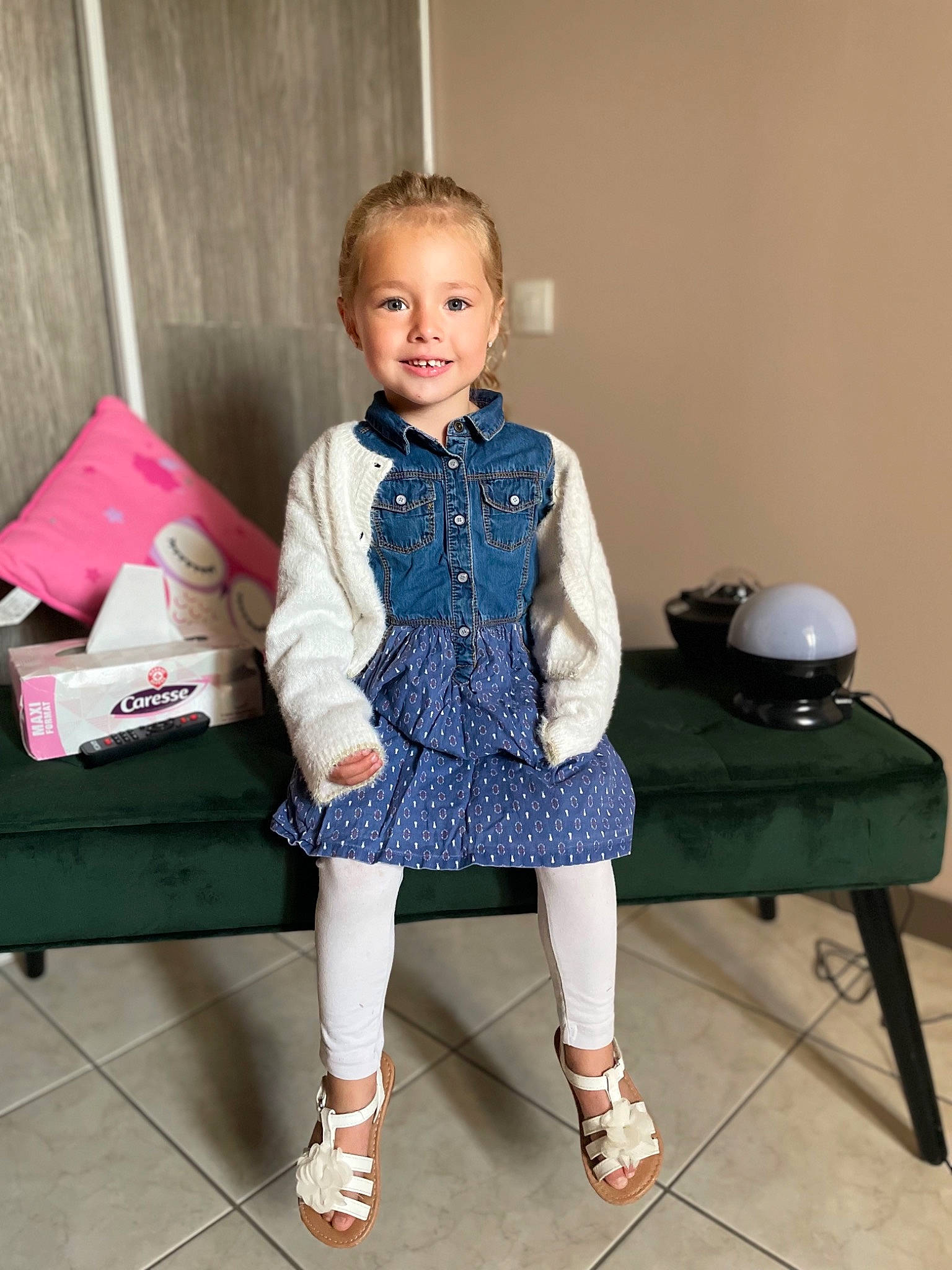 Lindsey a rejoint le concours — aidez-le/la à gagner de superbes lots ! baby_toddler_clothing, bag, collar, denim, fashion_design, formal_wear, human_leg, joy, knee, leg, person, product, sandal, shipping_box, shoe, sitting, sleeve, sneakers, sock, standing