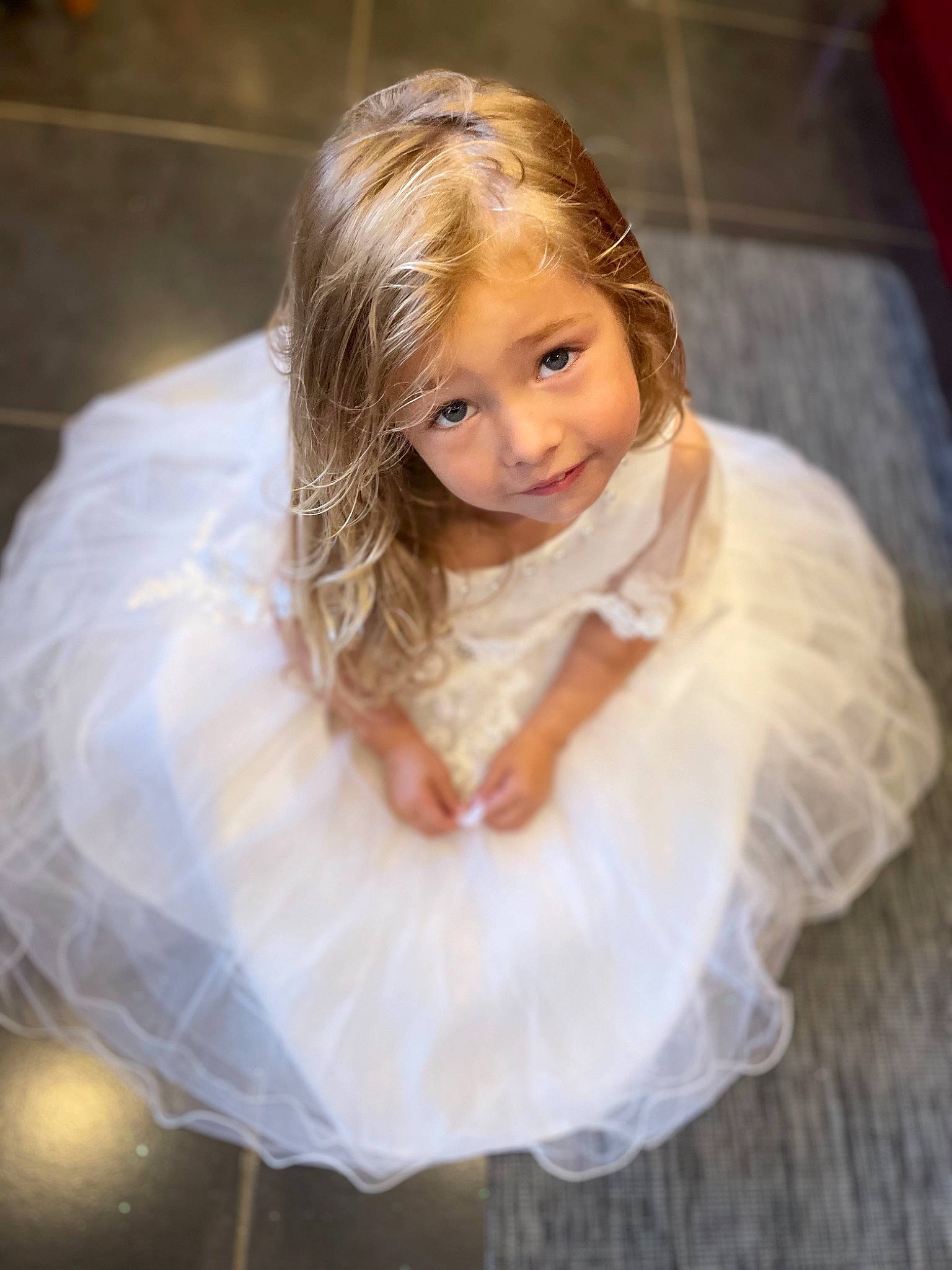 Lindsey a rejoint le concours — aidez-le/la à gagner de superbes lots ! bridal_accessory, bridal_clothing, dress, embellishment, eyelash, face, fashion_design, flash_photography, gown, hair, happy, head, headpiece, human_body, iris, jewellery, layered_hair, lip, long_hair, person