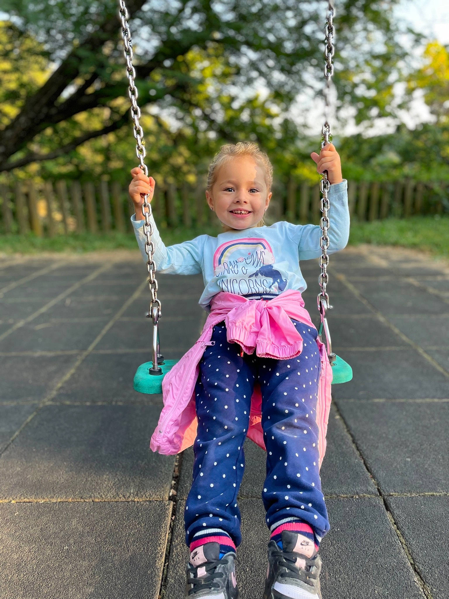 Lindsey a rejoint le concours — aidez-le/la à gagner de superbes lots ! black, face, fun, grass, hand, happy, joy, leaf, leisure, person, photograph, plant, playground, public_space, recreation, sky, standing, swing, toddler, tree